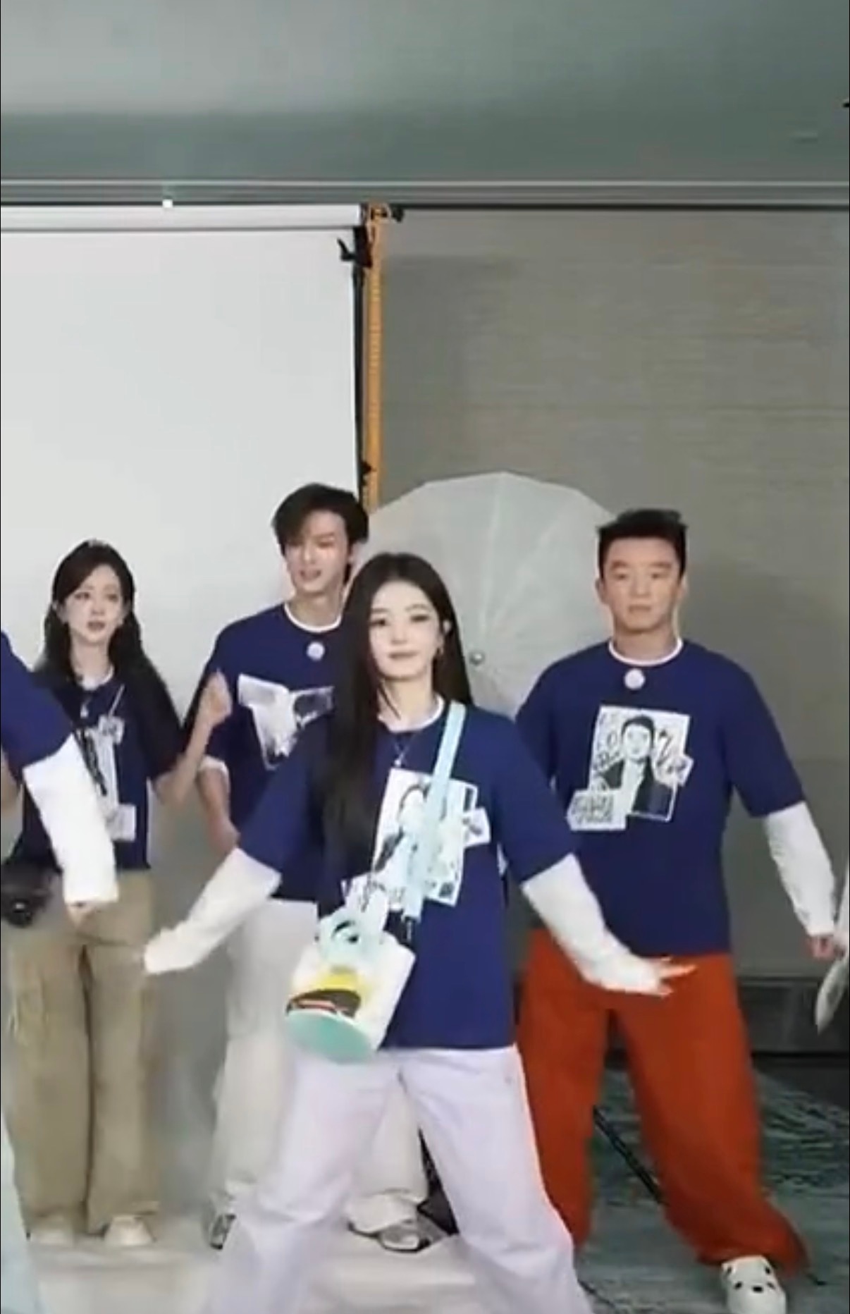 白鹿跳儿童舞像幼儿园班长 谁能抵挡白鹿的儿童舞！站在前面领舞，动作活泼得像幼儿园