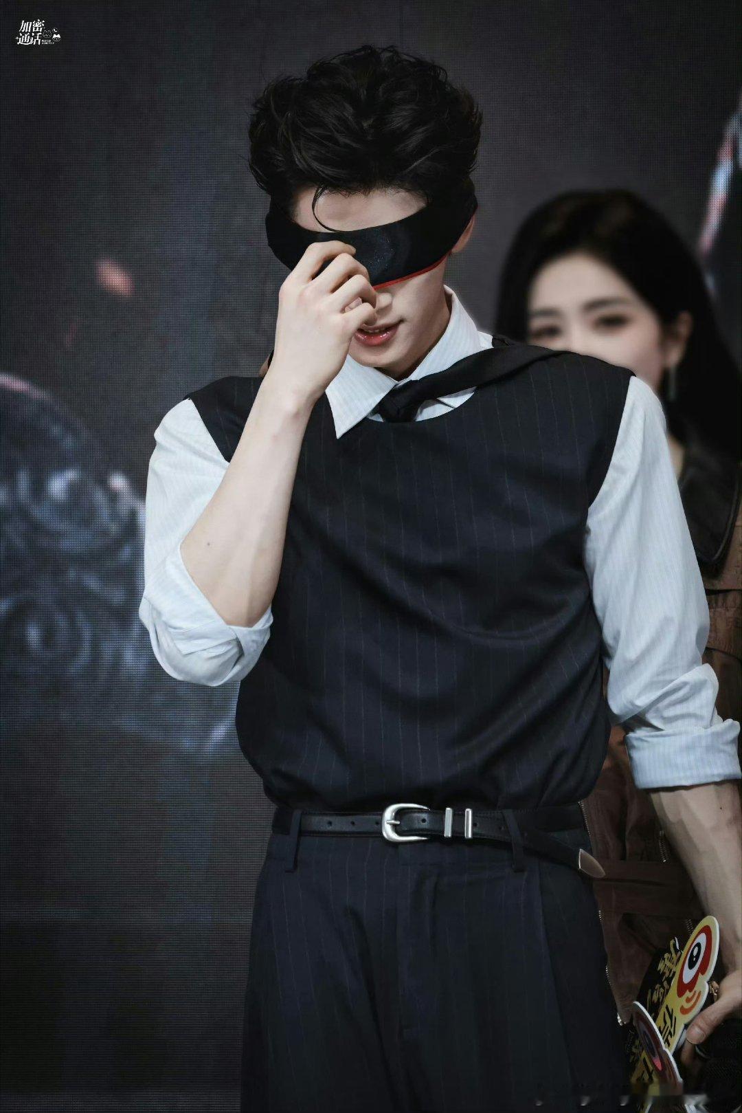 唐宫奇案 我的评分：王星越就这么水灵灵的被托脸了直接乖乖把脸凑上去，眼睛亮晶晶还