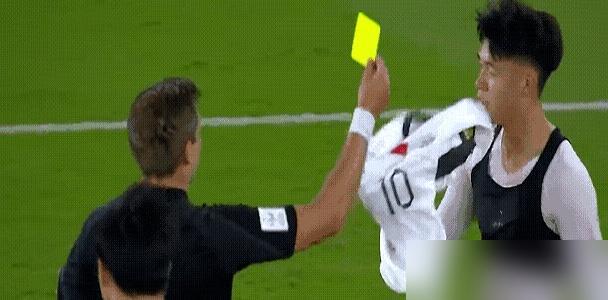 看他在国字号绝杀越南后那股撕球衣的狠劲，就知道这孩子憋坏了。

读秒绝杀，15场