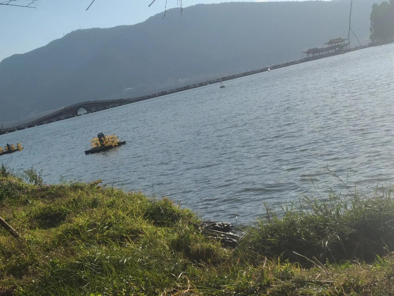 草海开合浮桥
在滇池草海区域，这个草海的水是滇池区块最干净的，有的人说这个工程污