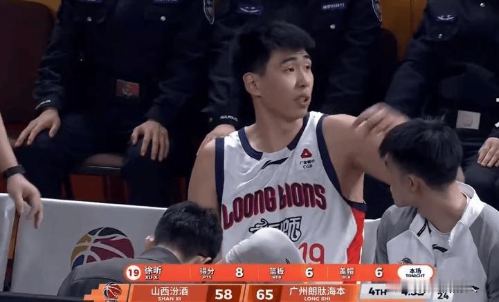 徐昕脚踝受伤了，6盖帽太亮眼




广州对阵山西火热开打，广州压制山西，广州内