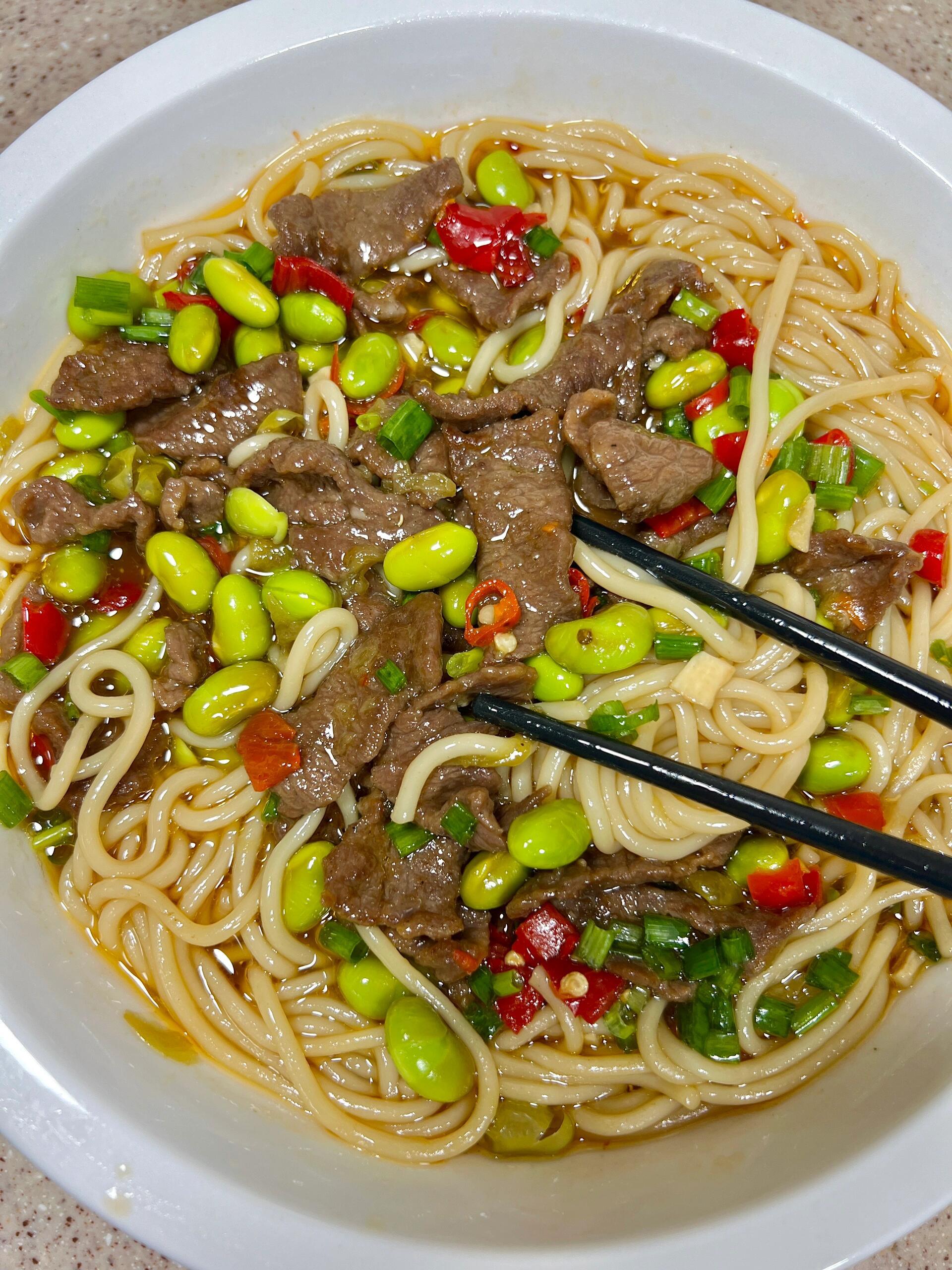 最近尝试做了毛豆牛肉米粉，太惊艳了！吃到第一口真的想马上原地开店啊！毛豆和牛肉的