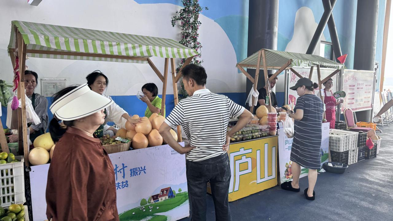 反向旅游就是舒服呀，国庆第一天高速充电居然不用排队，你敢信！而且这个服务区好奢华