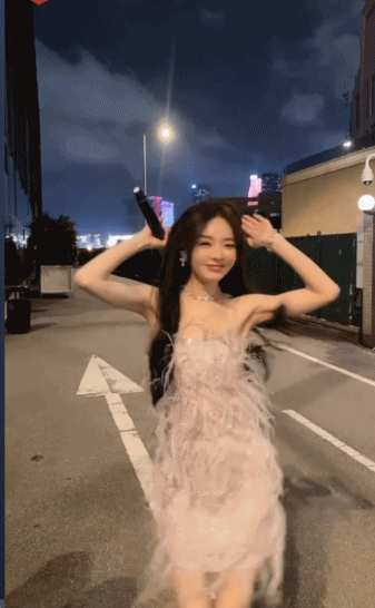 #冯提莫 每个女孩都是自己的光# 在鱼闪闪的音乐之旅中，每一首歌曲都蕴含着她对梦