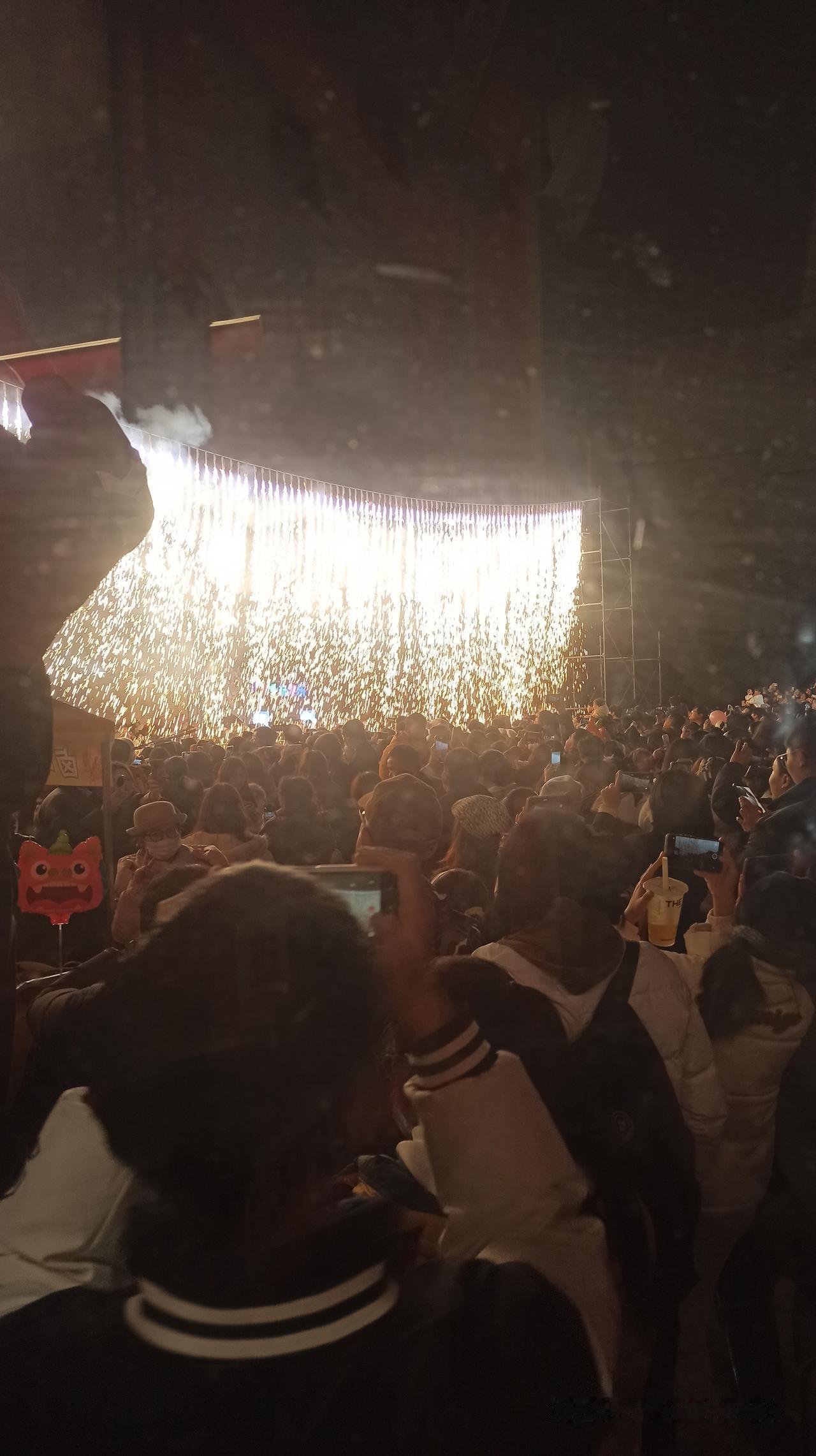 play的孩子，商场服务员比顾客估计都得多好几倍。可到了十一点四十左右，不知从那