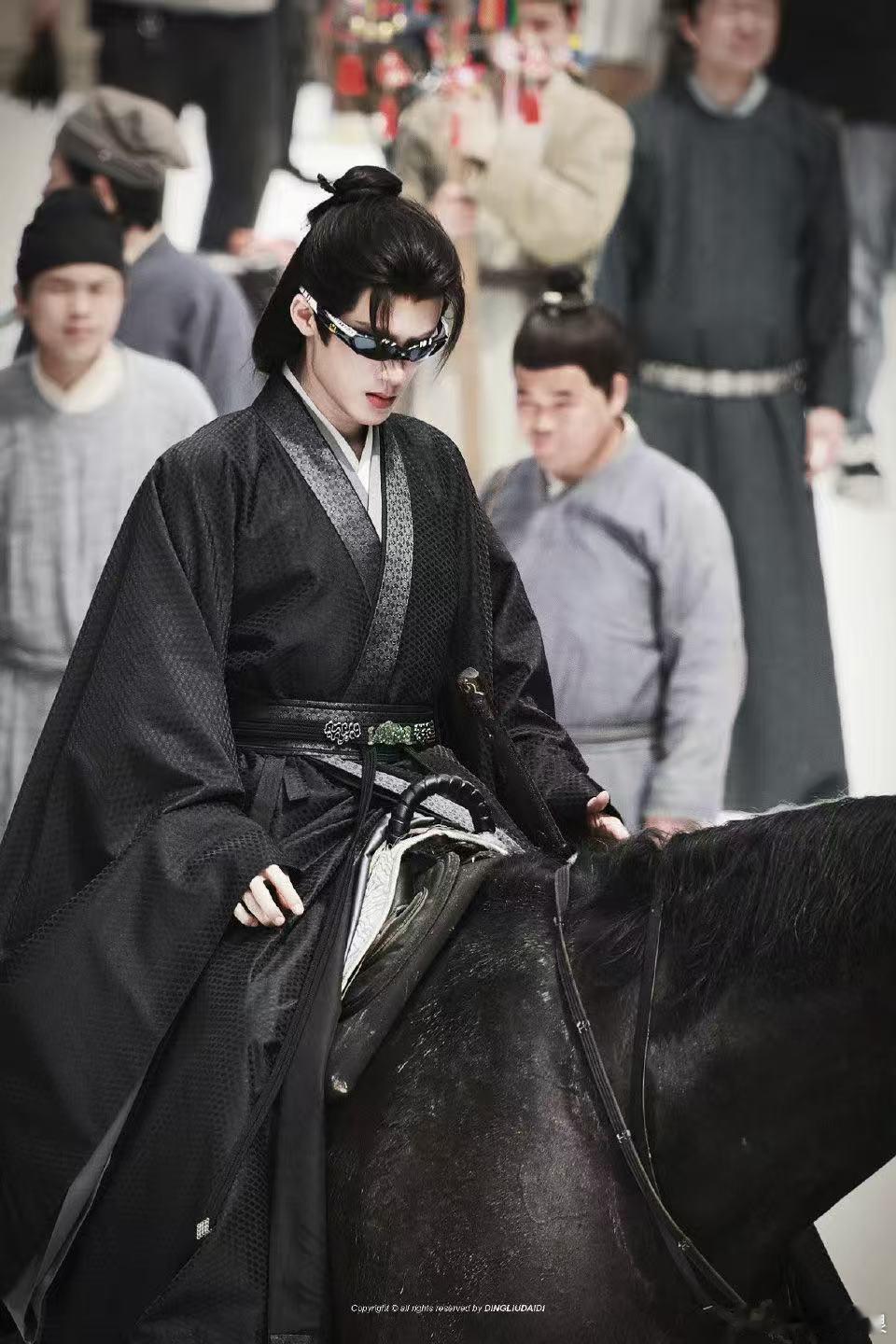 檀健次何不同舟渡戴墨镜路透檀健次新剧戴墨镜骑马路透檀健次《何不同舟渡》戴墨镜路透