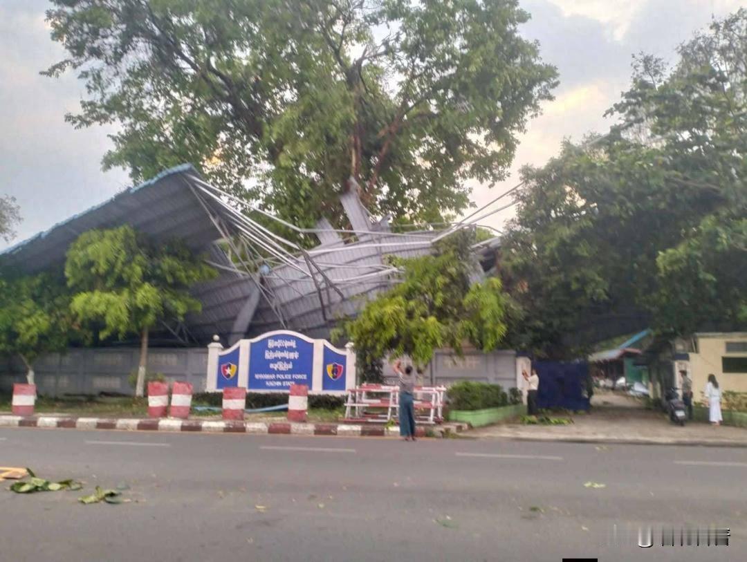 克钦邦遭遇强暴风雨袭击 包括首府密支那市等多个地区受损严重
据仰光新时代媒体报道
