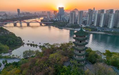 柳州铁道职业技术学院在柳州。是广西壮族自治区教育厅直属的公办高校。学校前身是19