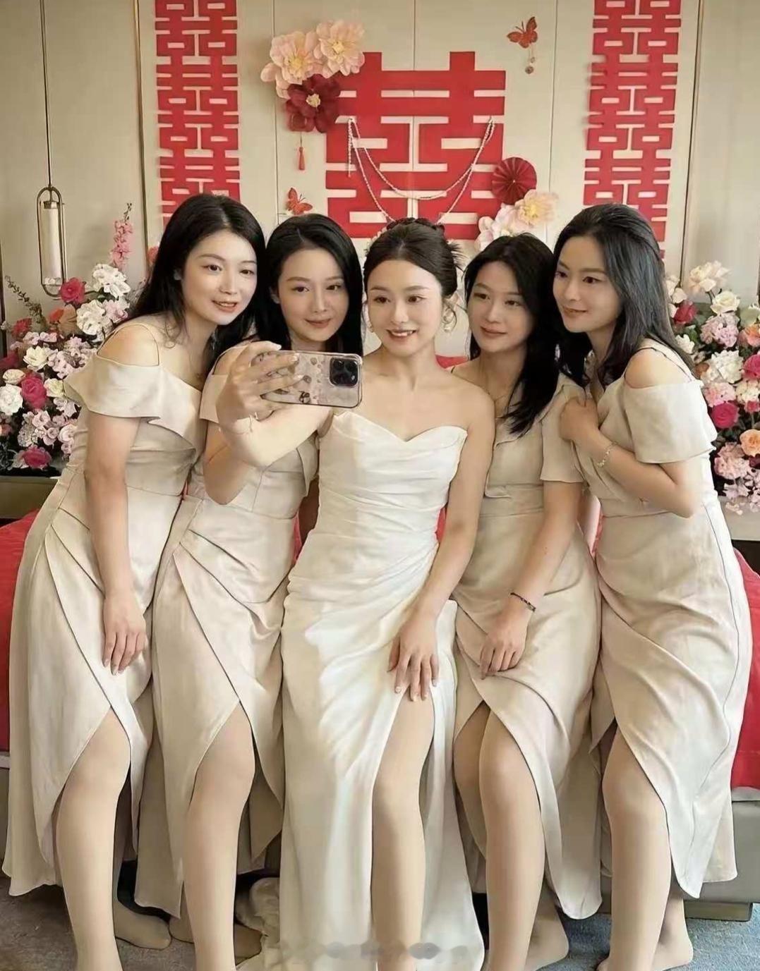 四个伴娘都这么好看，确实有点喧宾夺主了，你说是吧 