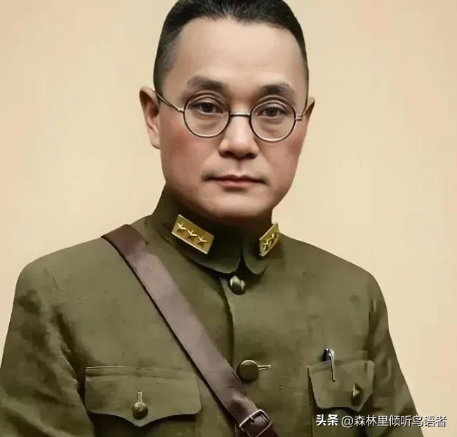 1949年12月初的成都，川军二级上将潘文华刚从灌县赶回公馆，贴身侍从凑到耳边，