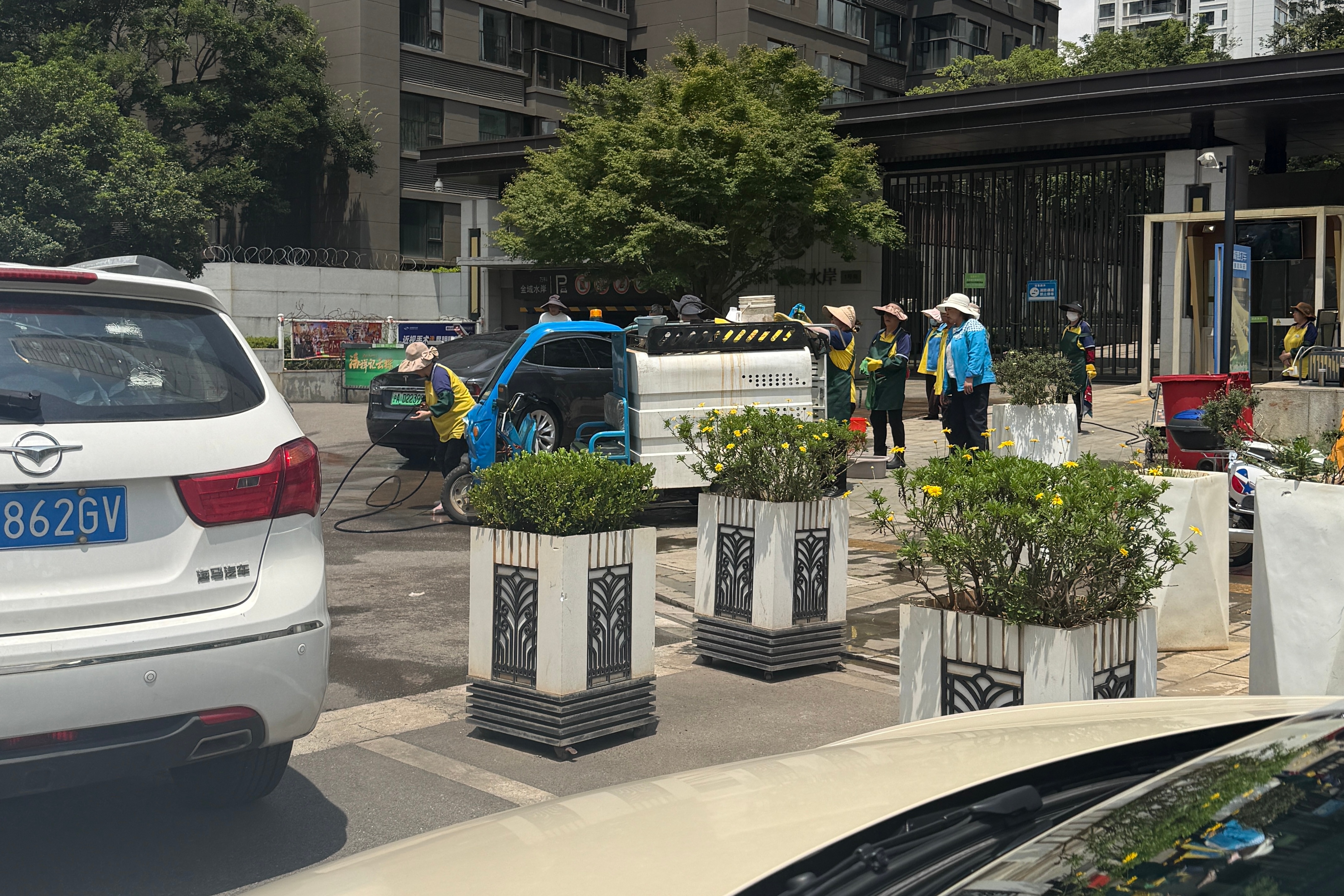 来大城市昆明了！物业给业主免费洗车，我也想给华境洗一下哈哈华境S 昆明·昆明湖瀑