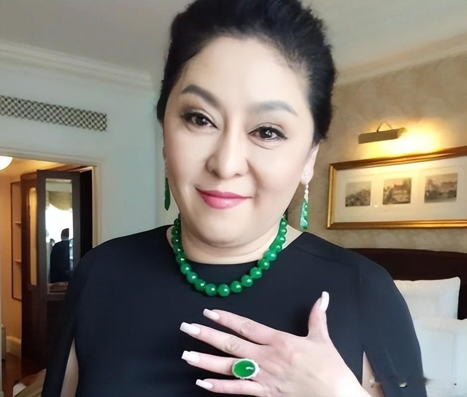 放下豪门滤镜入局直播，向家全家转型，从来都不是掉价。
 
提起向家，大众最先想到