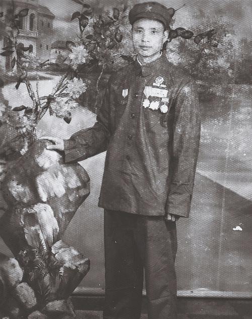 1951年，一位志愿军战士拿着刚缴获的美式重机枪，向敌人射击却发现怎么都打不中，