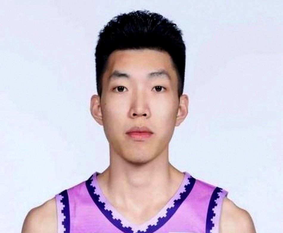 看中国男篮打塞尔维亚那晚，场边一句“你家的仁孙呢？”把看球的人逗笑，也把话题点燃