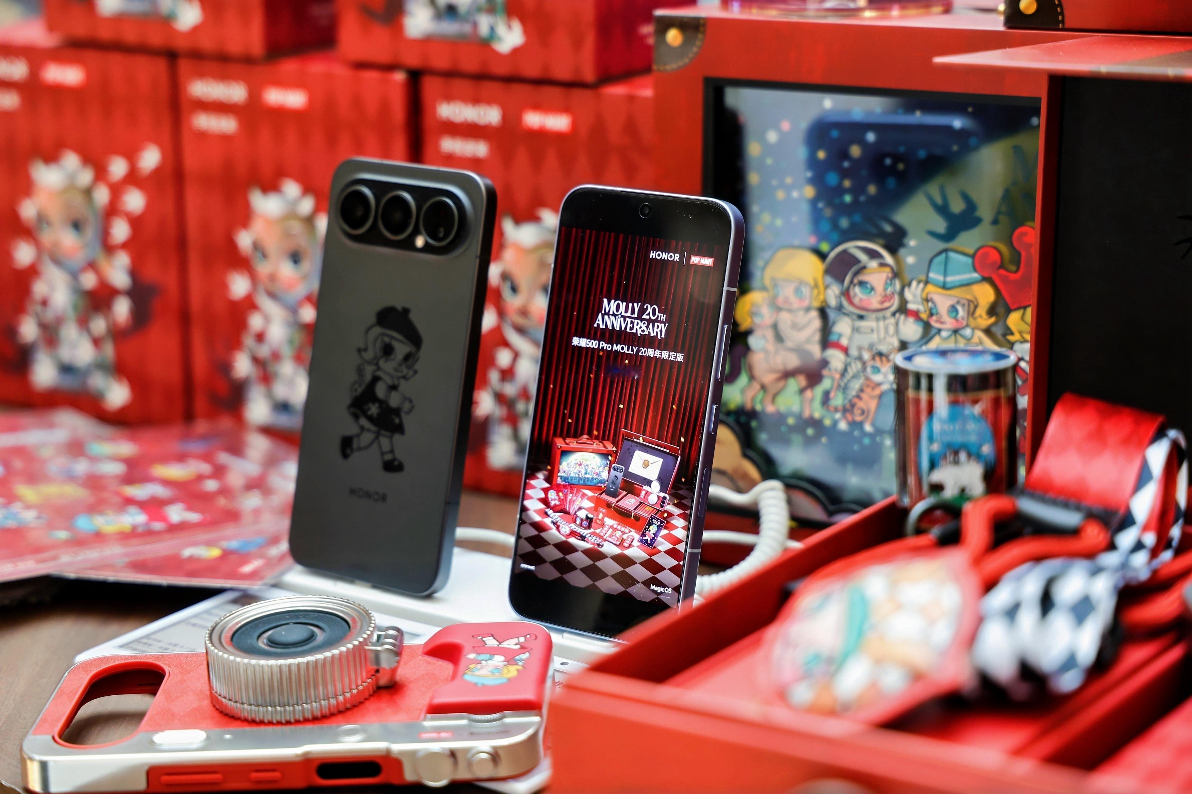 荣耀和泡泡玛特搞的这个联名手机，今天一开卖就火了。4499元的荣耀500 Pro