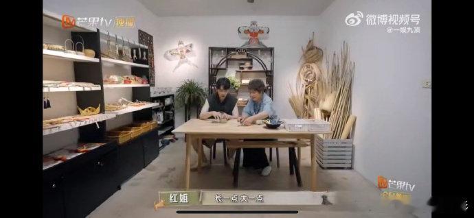 #庞博做竹艺被阿姨夸到害羞##忙忙碌碌寻宝藏#庞博的竹艺作品让人惊艳，阿姨的夸赞