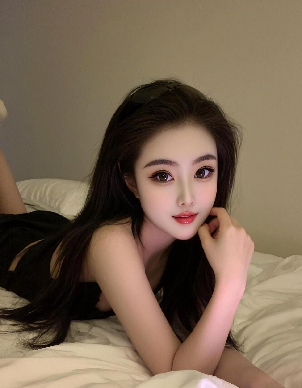 慵懒午后，美少女与猫🐱的温馨时光