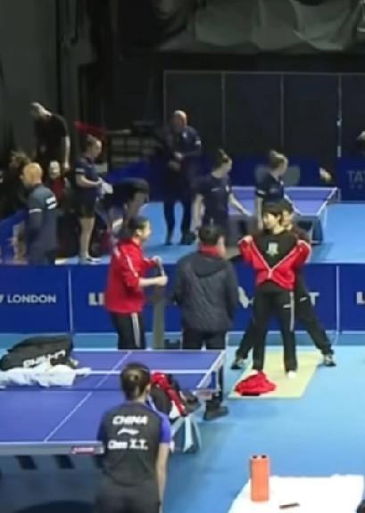 伦敦团体世乒赛，国乒女队淘汰赛首轮比赛前在训练场热身与训练镜头，记录下孟队医帮助