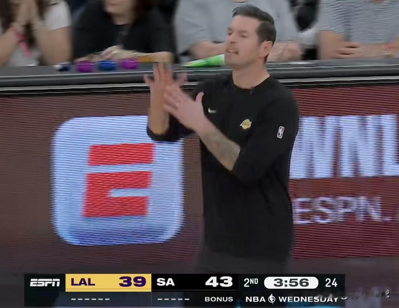 挑战成功！雷迪克看不下去了！

今天湖人客场背靠背对阵马刺的比赛，第二节3分56