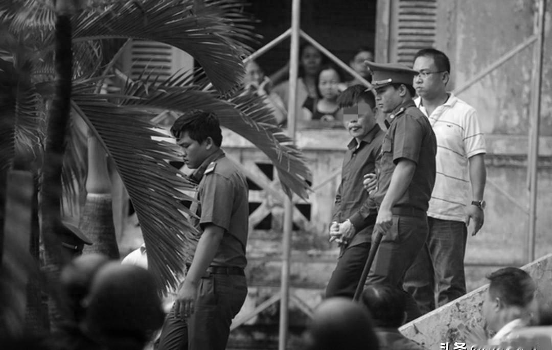 那天早上八点十五，银行清点发现铁柜空了。没人想到钥匙就挂在值班室墙上，谁当班谁拿