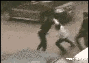 屡战屡败的白衣男子

陕西咸阳那个10秒3拳打倒2人的白衣男子，本是拳击比赛季军