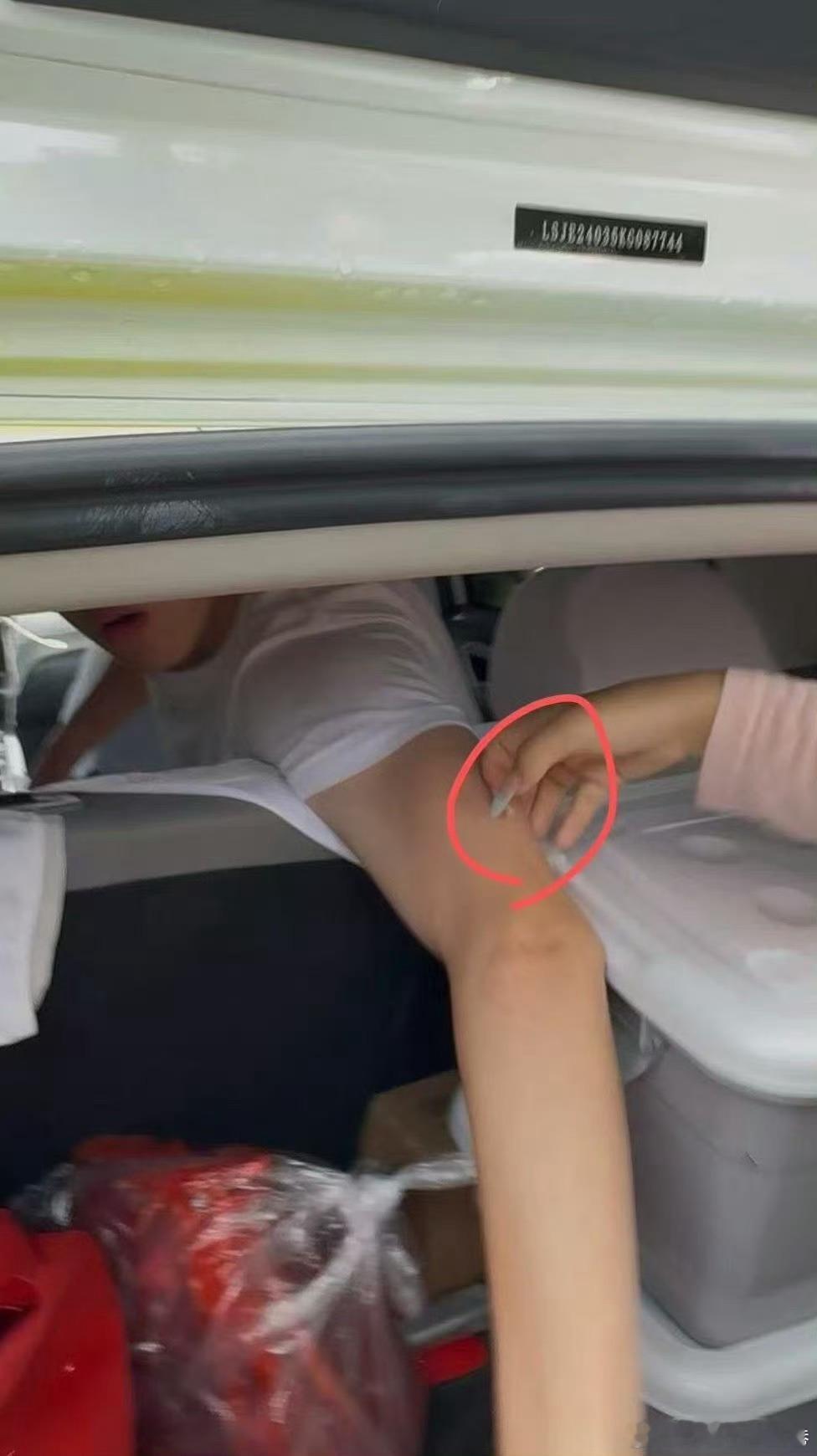 她是谁……想掰掉她的指甲能不能别欺负我老公 