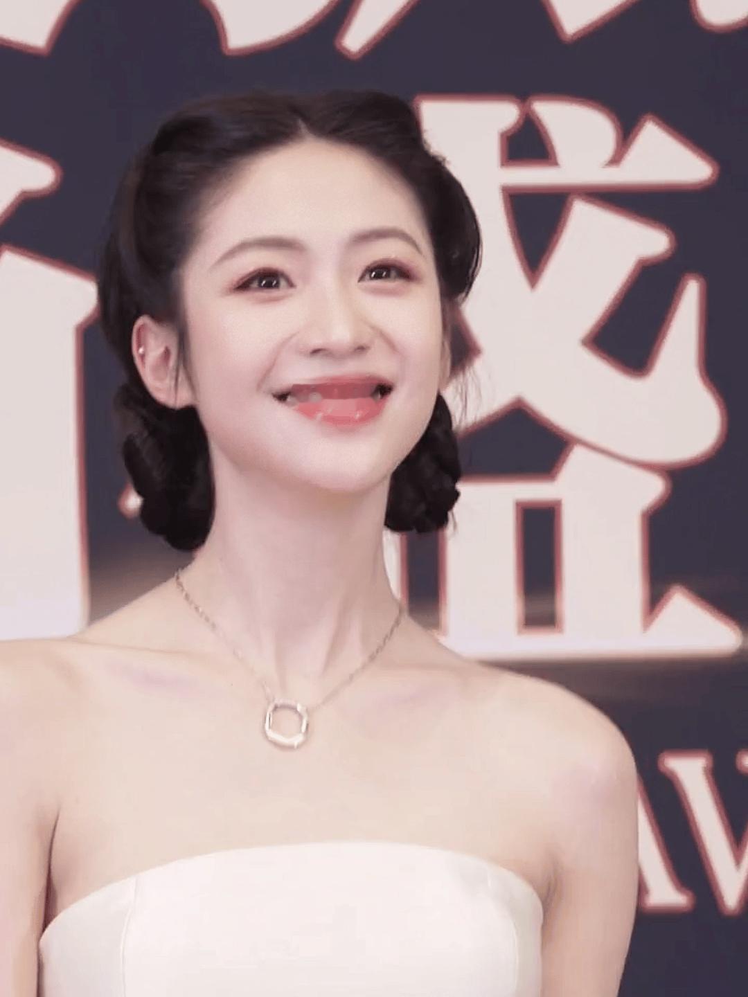 她现在脸的状态挺适合演清纯小白花的，有亲和力，但是资源好像不太行 