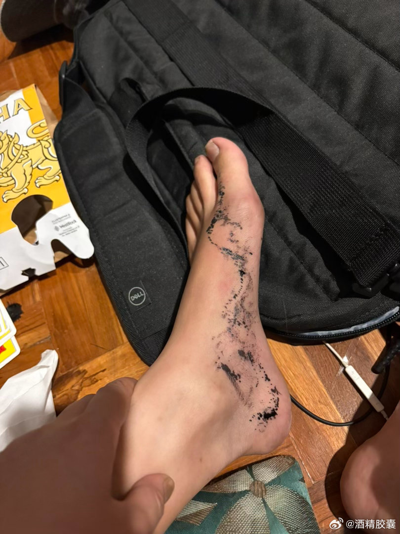 前天晚上一边在姐妹家里一边喝酒一边自己手针给自己乱纹的，感觉手针好好玩 