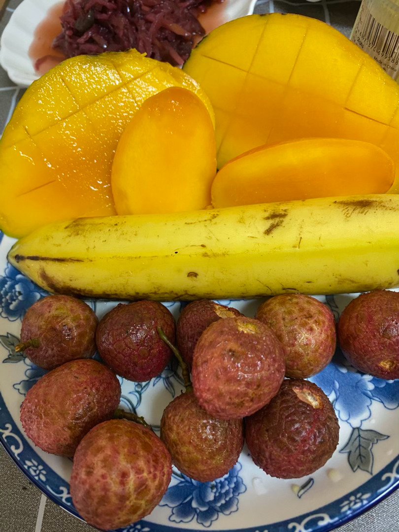 不可辜负的美食  ❤️G社拍的杨紫今天煮精緻料理紫蘇梅醋大蝦配土豆泥三海炒粉絲（