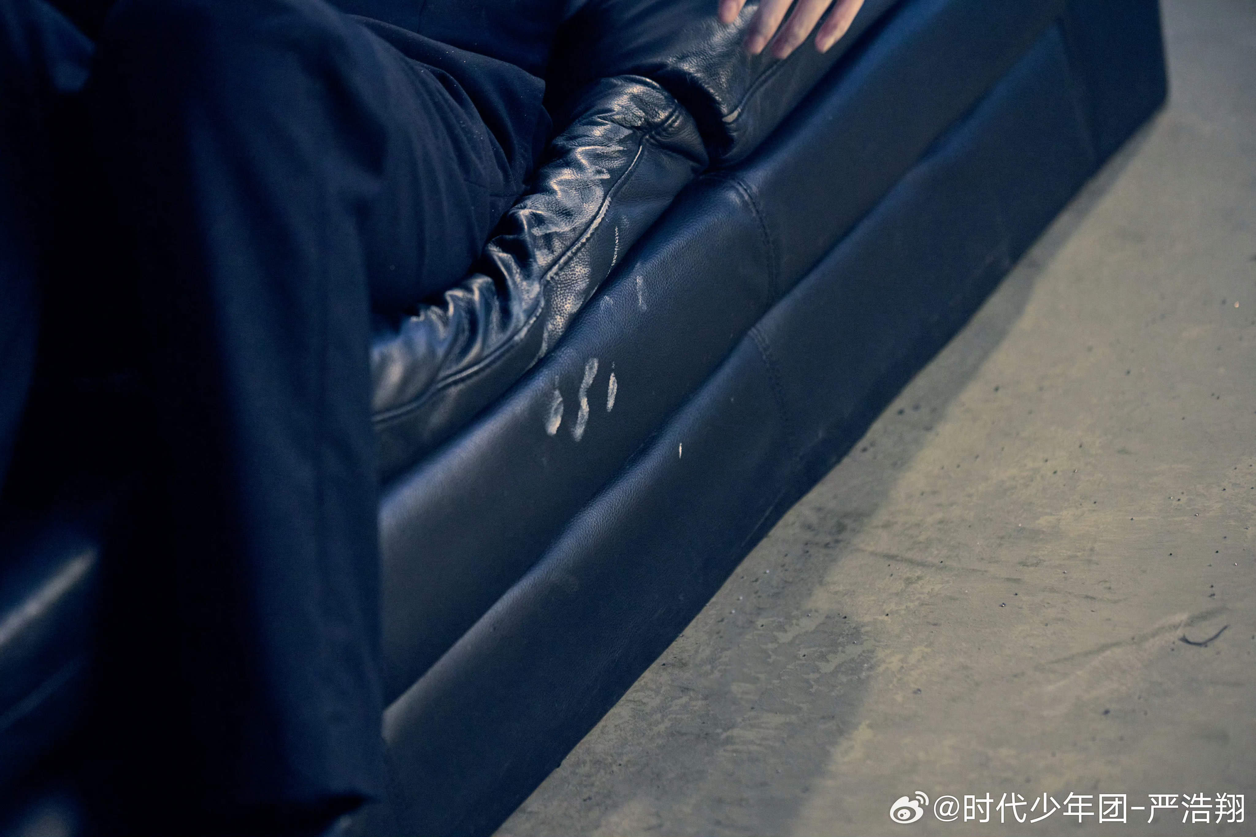 留下一张沙发照就不管了嘛哥哥…🚬 