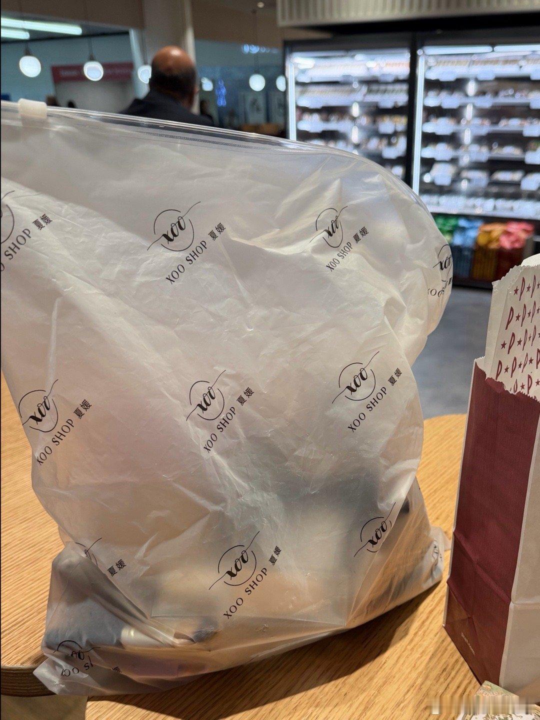 我出门在外的化妆包又能装又 不占地方 ​​​