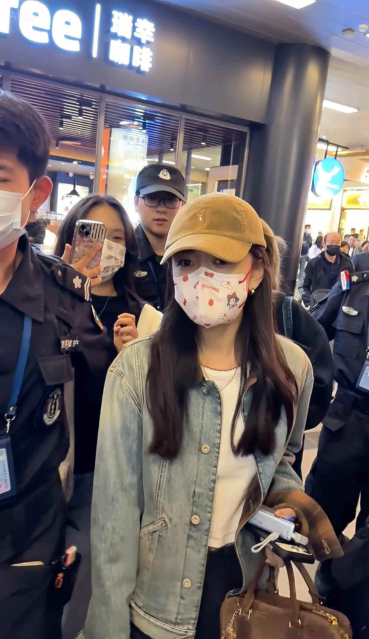 被梁洁机场营业图电到了 谁懂啊！梁洁生图杀疯了，绿联能量湃Pro55W充电宝才是