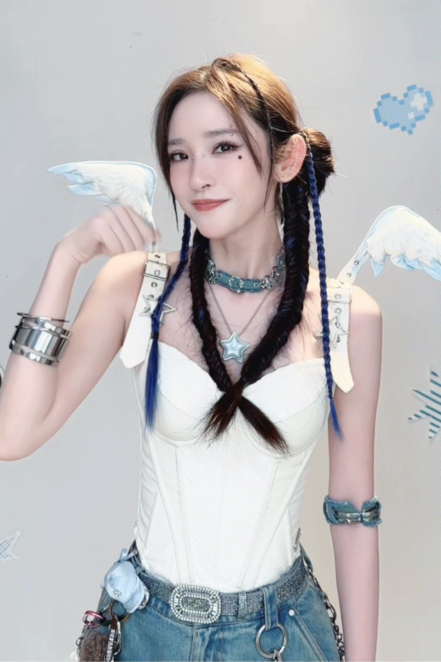 唐艺昕四公胆小鬼造型唐艺昕四公天使小鬼造型来啦！白翅膀+个性编发，甜妹变身元气爱