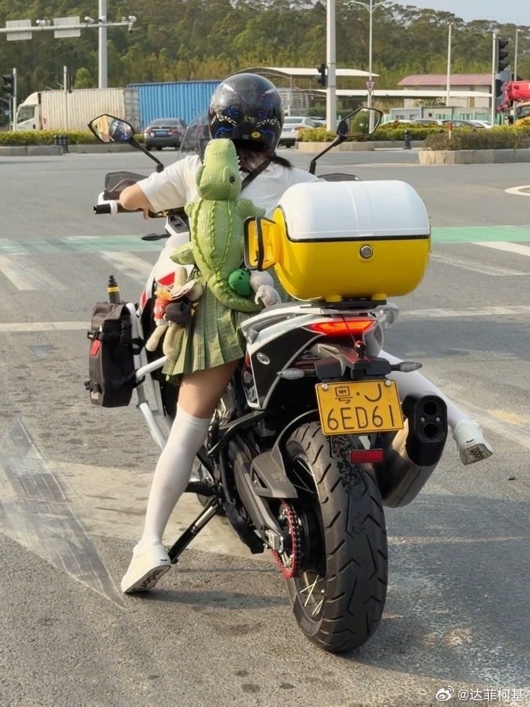 📌原来小短腿是这样等红绿灯的！服了哈哈哈！机车 女骑 摩托车>>网页链接 原来