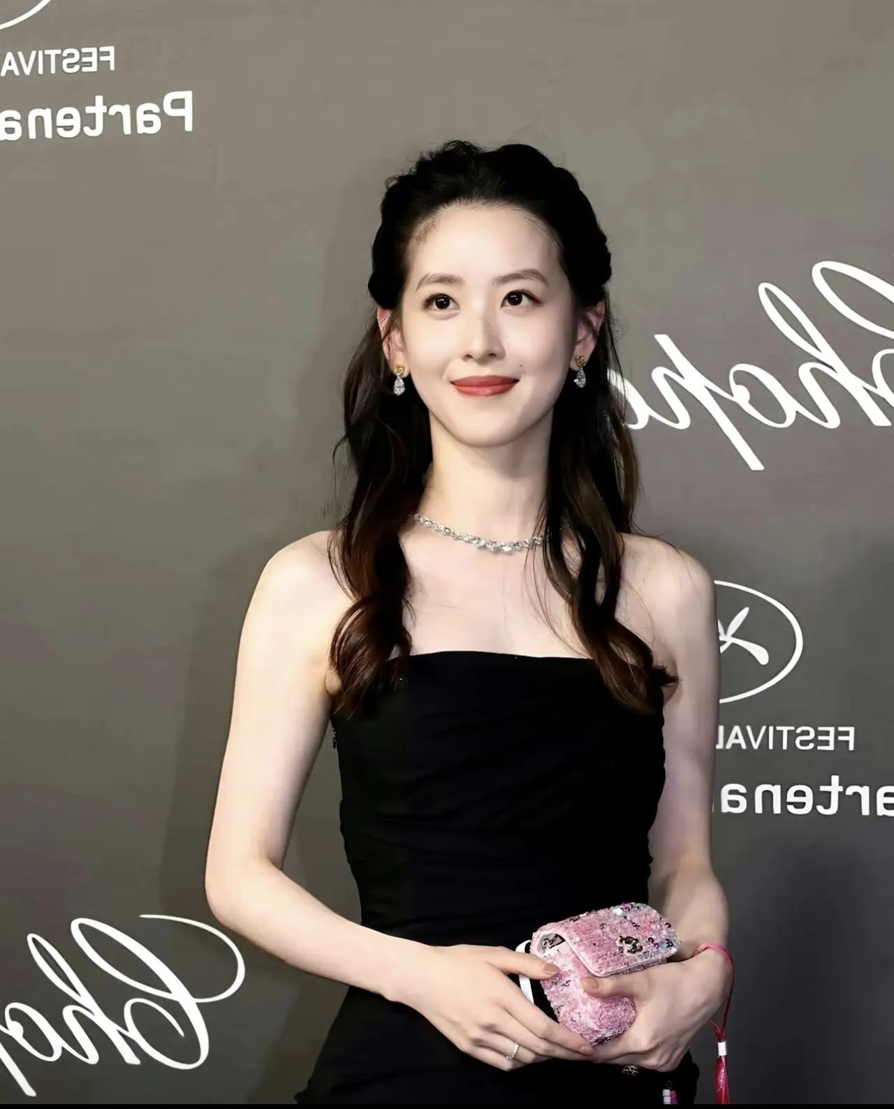 因为男人终究是靠不住的。能给你遮风挡雨的，也会让你不见天日。艳阳和风雨都是男人带