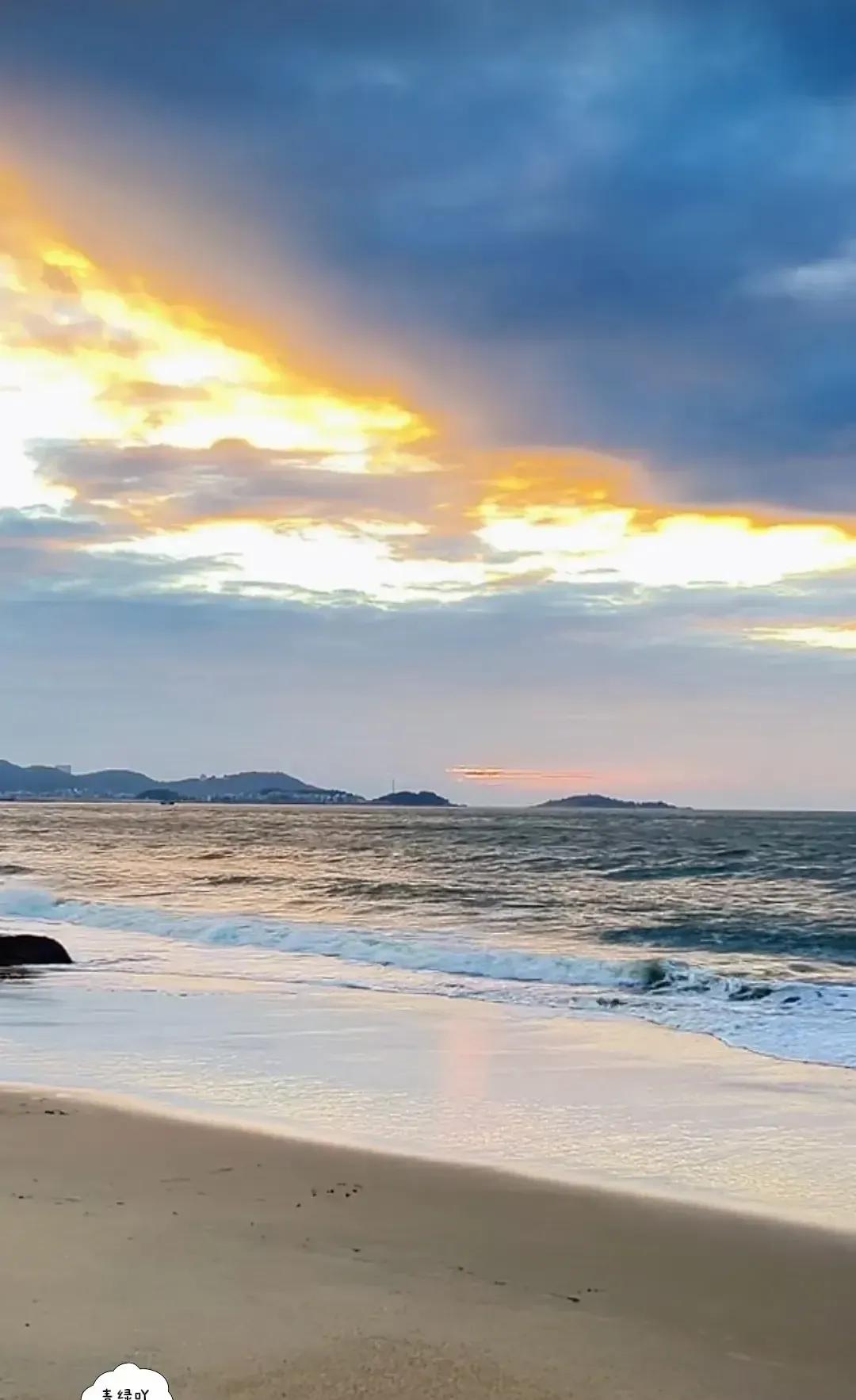 刷到一条把双子的一生拆成三段的短视频，年轻疯跑，中年闭嘴，老年躺平，点赞飙到十万