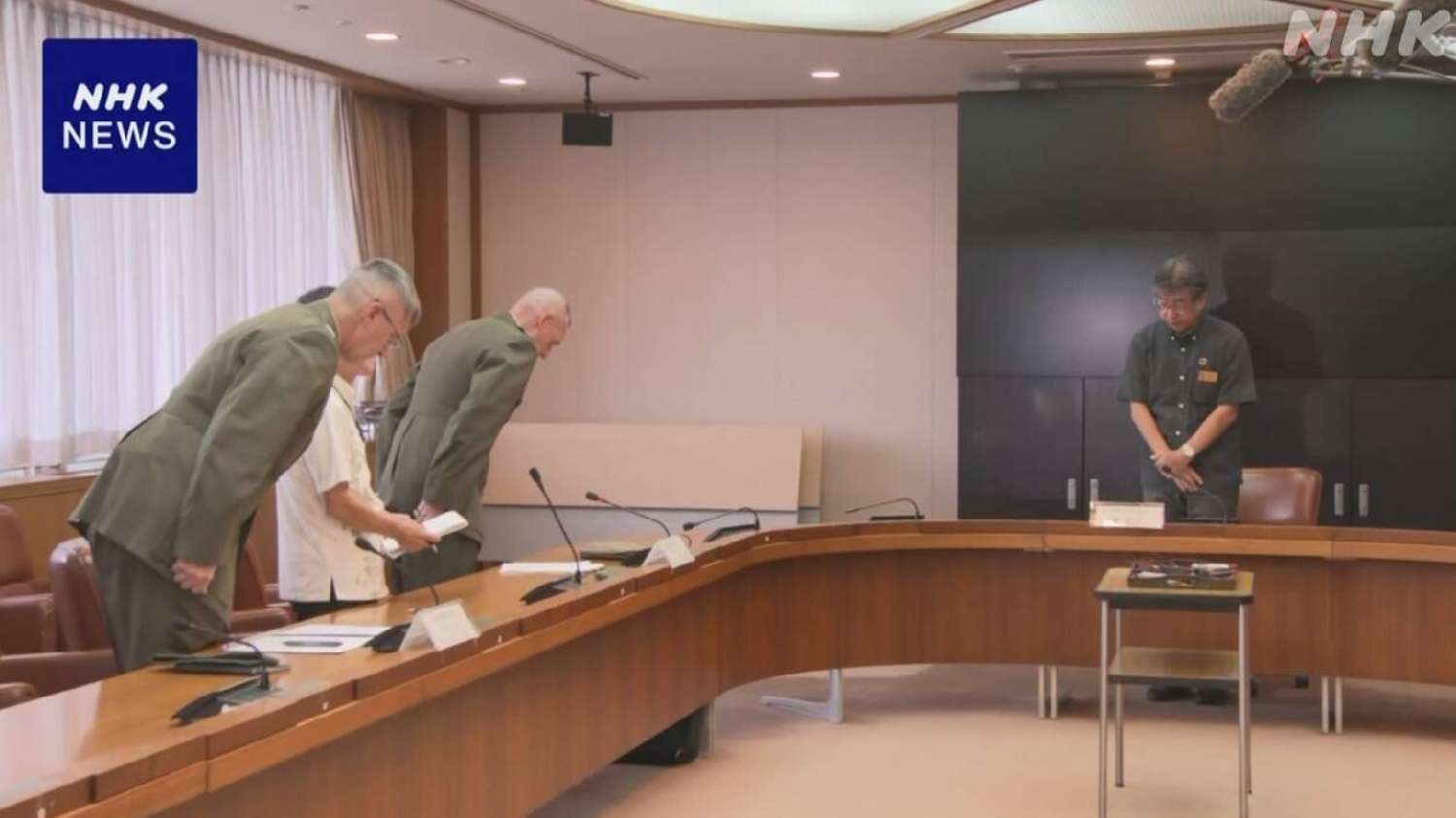 【#美军官就驻日美军性侵事件鞠躬道歉#】据NHK报道，针对驻日美军陆战队员在冲绳