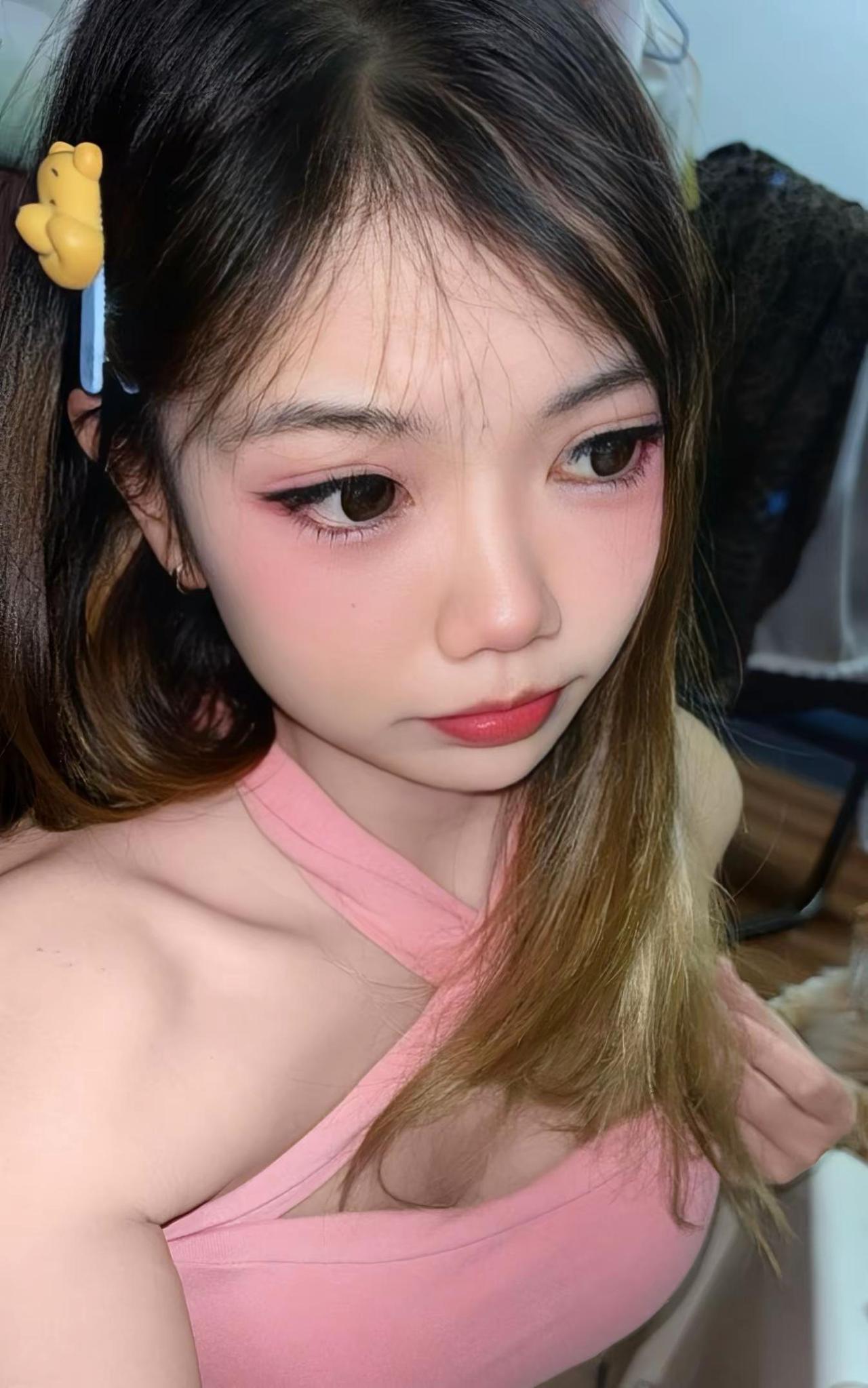 叫你多读点书别看见人家穿性感点就说是卖的，化个妆穿个露一点衣服就不是好人了，那我