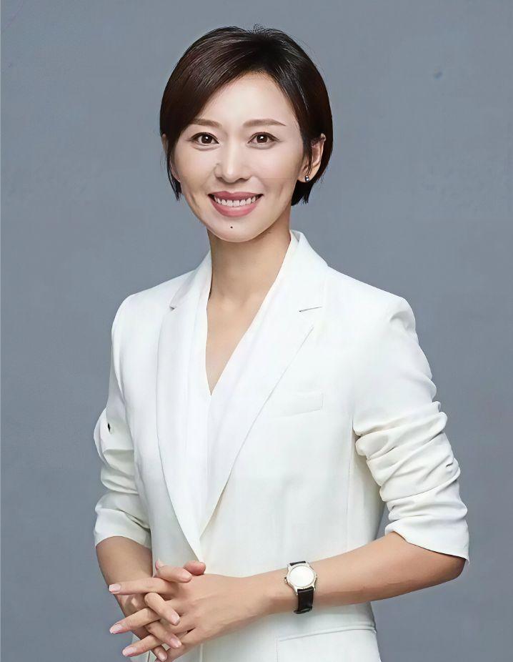 谁能想到，昔日央视新闻主播欧阳夏丹，今年已经49岁了。长相清爽大方，气质沉稳从容