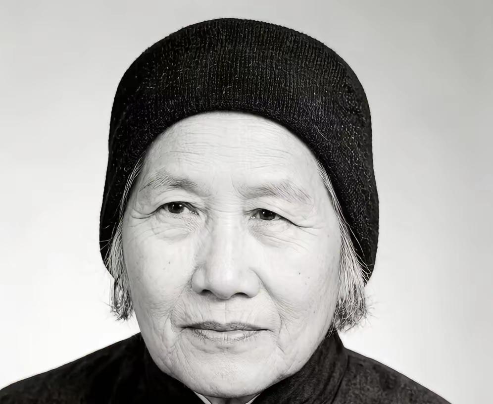 1926年湖南资兴，一个靠卖油茶拉扯大儿孙的82岁老妇临终前，突然扔出一颗炸雷，