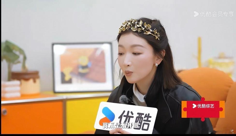 周冬雨回应录综艺挂脸谁被周冬雨的反差狠狠戳中！荧幕上沉稳实力派影后，综艺里腼腆呆