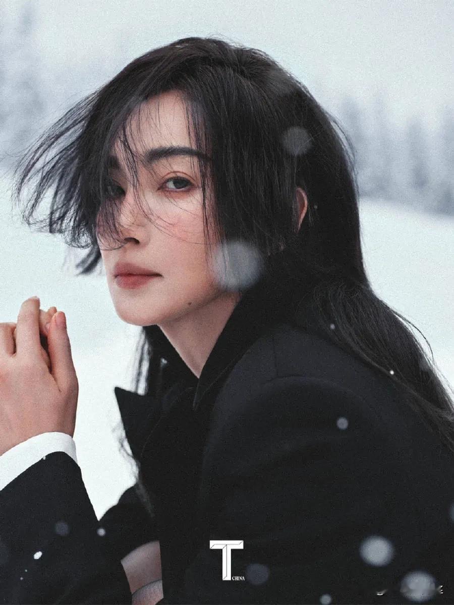 李冰冰一组冬日雪景大片释出。她化上了冻伤妆，以一种冷艳、高级的姿态展现在人们面前