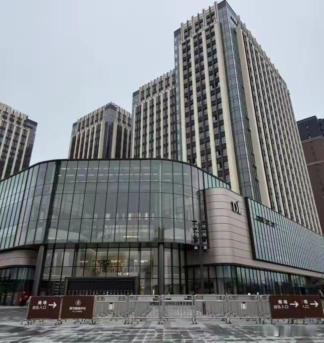 胖东来今年能在郑州顺利开业，丹尼斯是一道坎。
    丹尼斯作为郑州商超扛把子，