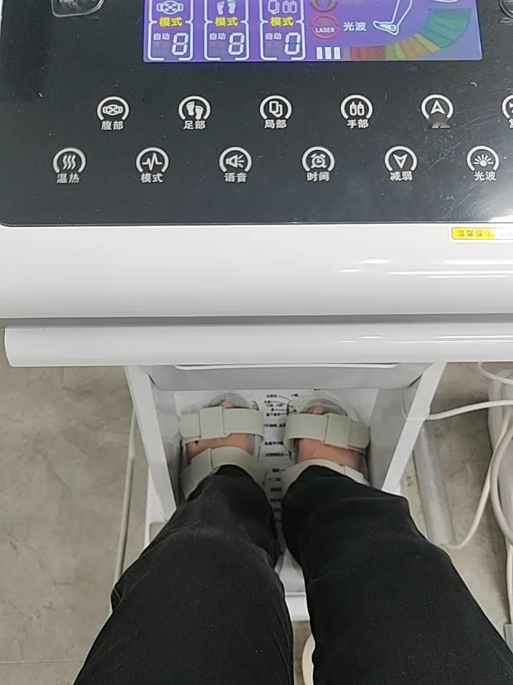 我一直在坚持每天做理疗，从来没有偷懒间断过。
 
年纪大了腿脚总容易不舒服，一开