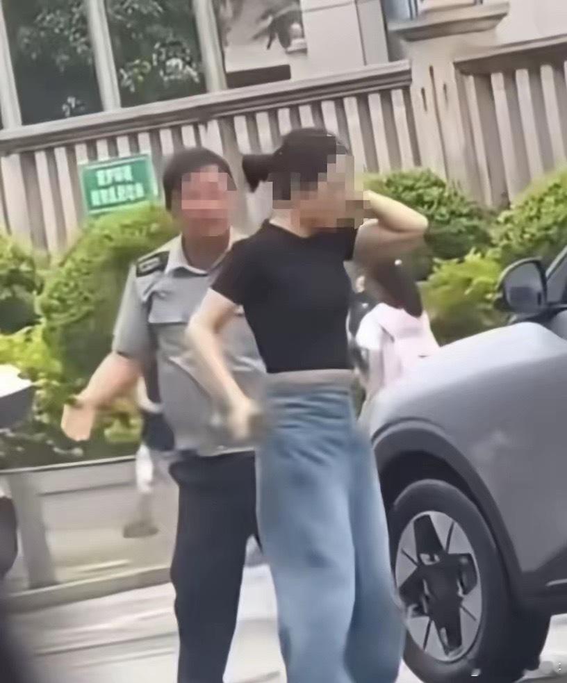 “保安扇女子耳光”事件最新进展。事发地附近的学校发表声明，证明这个打人保安并不是