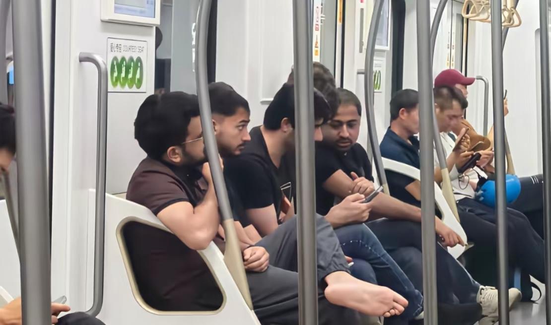 这就扎心了！
看到咱们边防战士在西部高原顶风冒雪、流血流汗，就为了防着印度那边搞