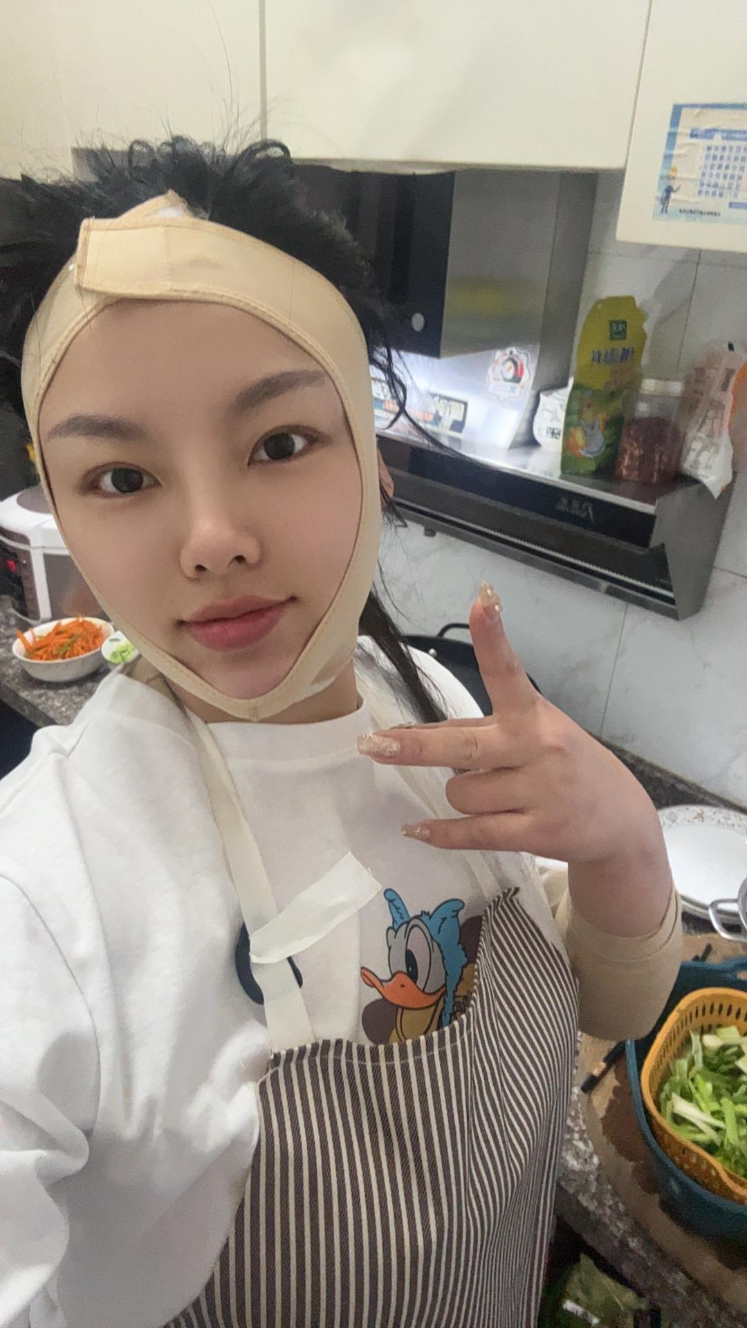 面x.少女背.蜜桃臀第四天。正常行动.工作.自己做饭