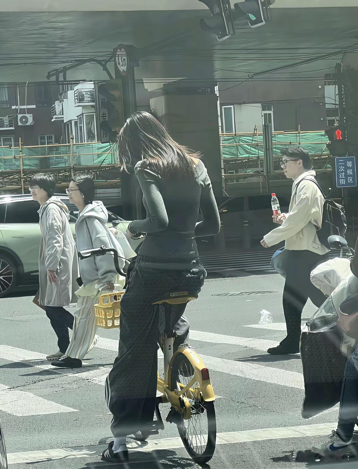 听专家老师说，街拍的魅力之一，就是那种“众里寻她千百度蓦然回首那人却在灯火阑珊处