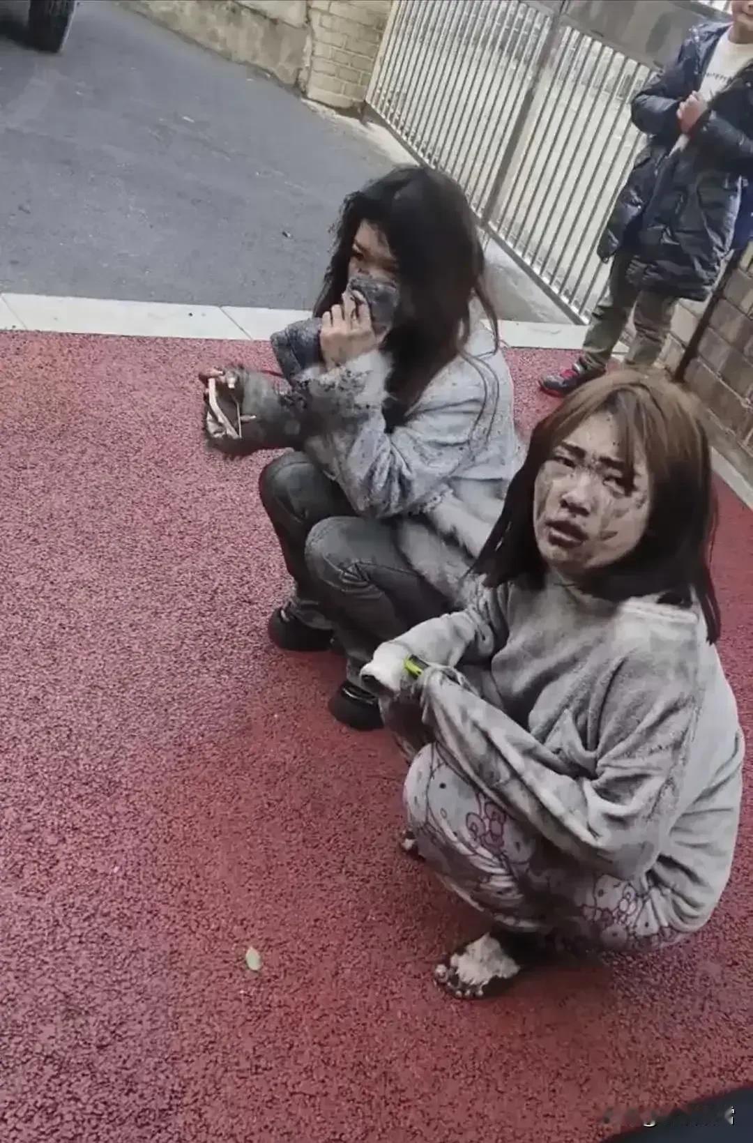 火灾最初是从地下室开始的，一楼网吧的人员迅速得到了疏散。然而，楼上的培训机构却因