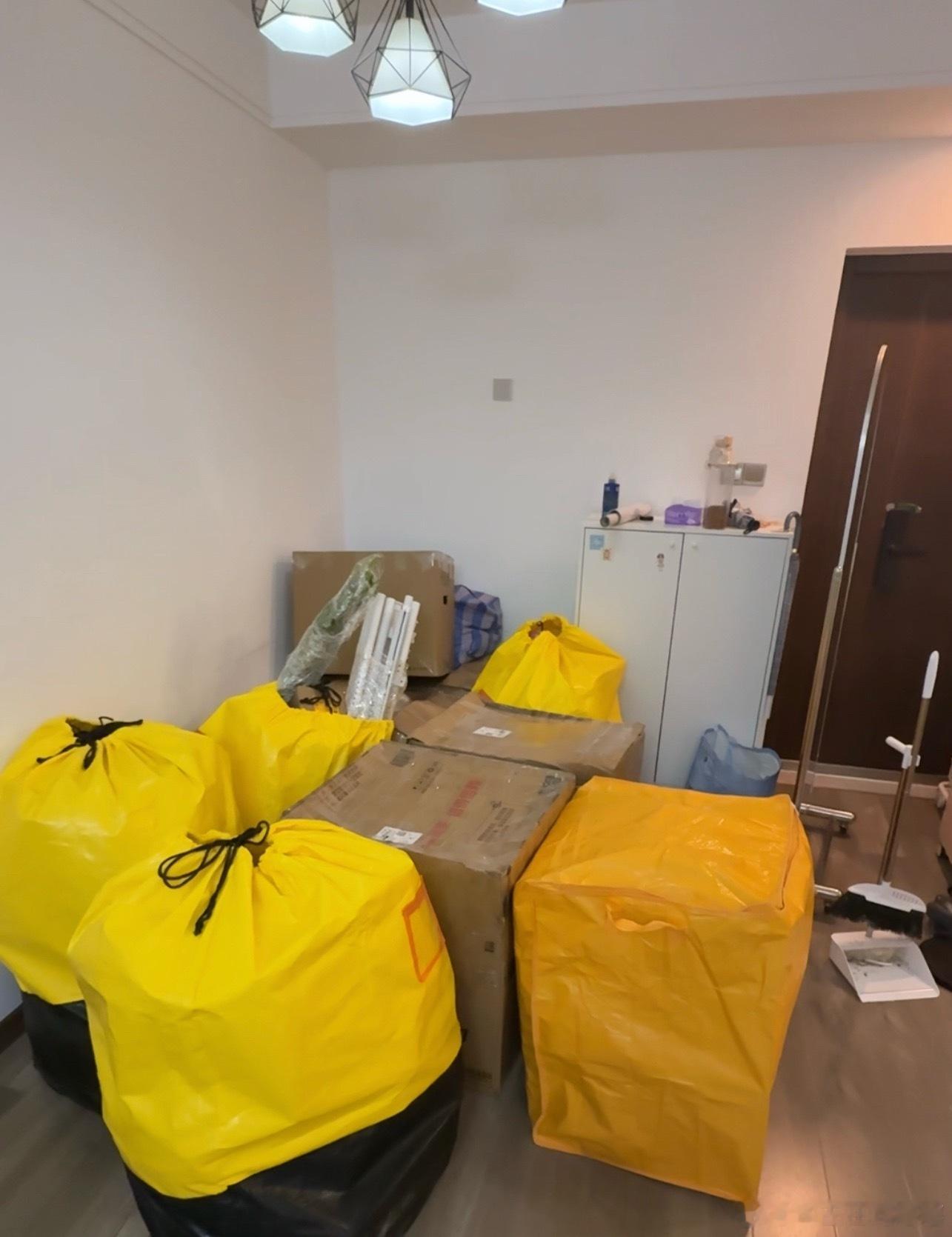 有两个坏消息第一个：我要叫的货拉拉车型不能下小区地库 只能在小区外面等着第二个：